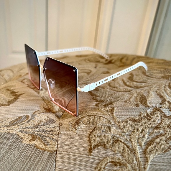 Big Square Fashion Sunglasses - Picture 3 of 4